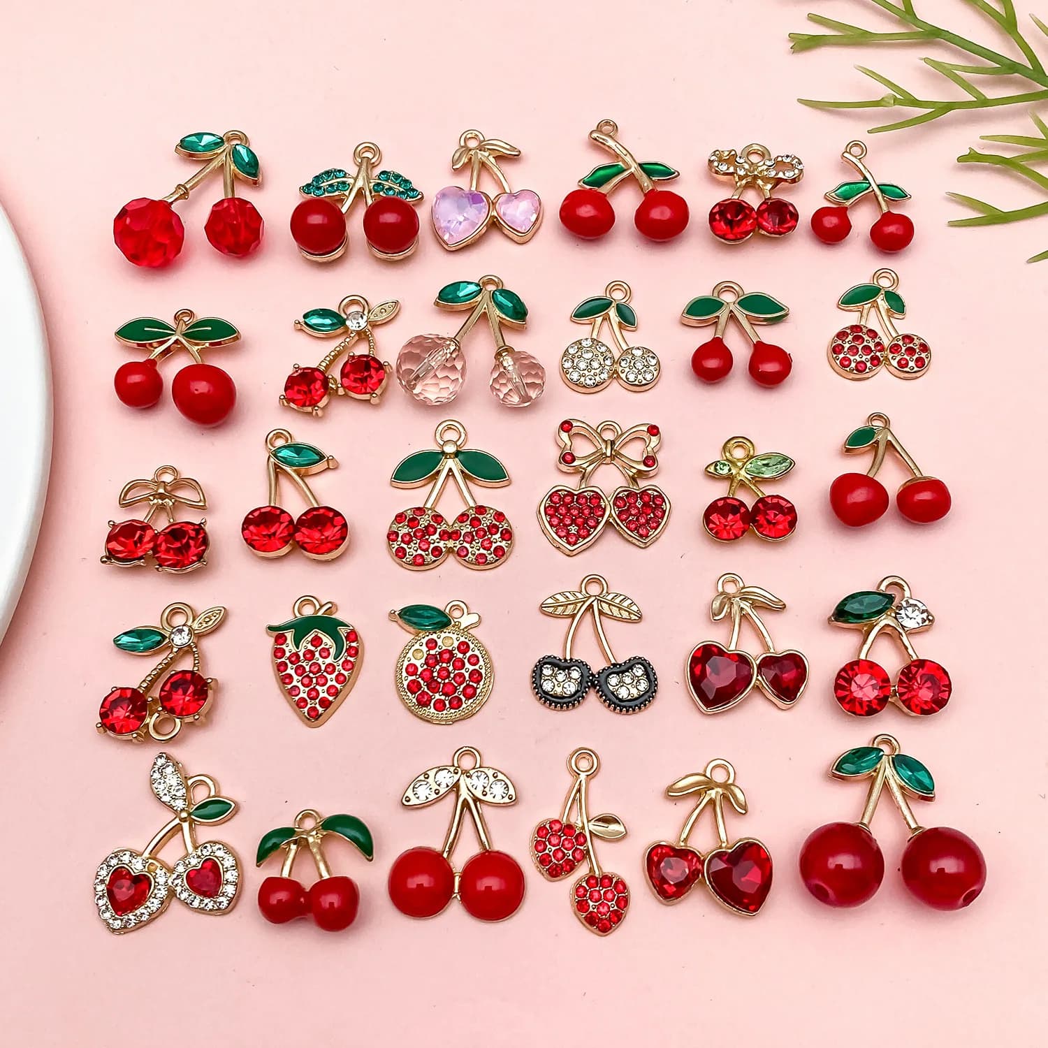 Set di gioielli fai da te con fragola e ciliegia da 30 pezzi - Collana e orecchini con ciondolo in oro con strass di lusso per donna (a tema frutta)