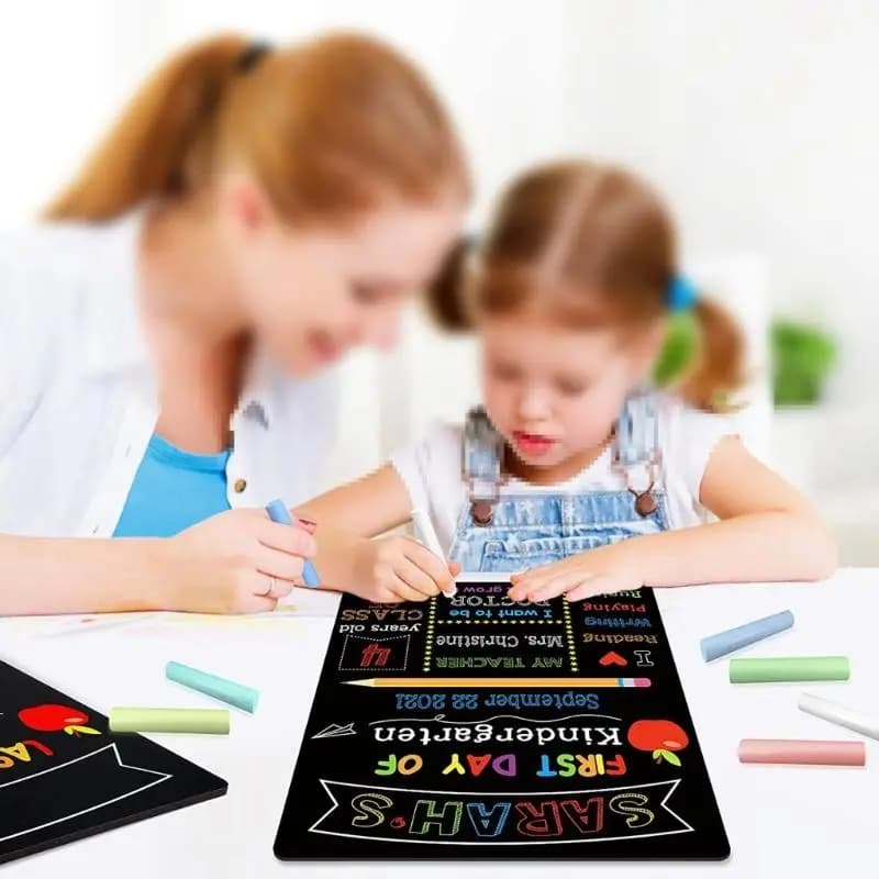 Torna consiglio scolastico primo e ultimo giorno scuola materna a doppia faccia a doppia faccia messaggi gesso per
