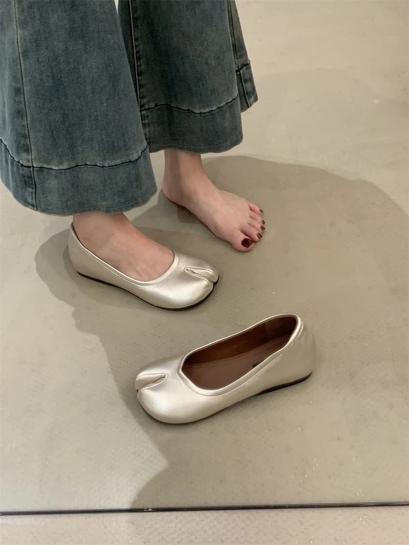 2025 Scarpe slip on elastiche Donna Appartamenti in pelle solida Suola morbida Femme Mocassini con punta divisa Mujer Trotter Mocassini da passeggio con piede nudo