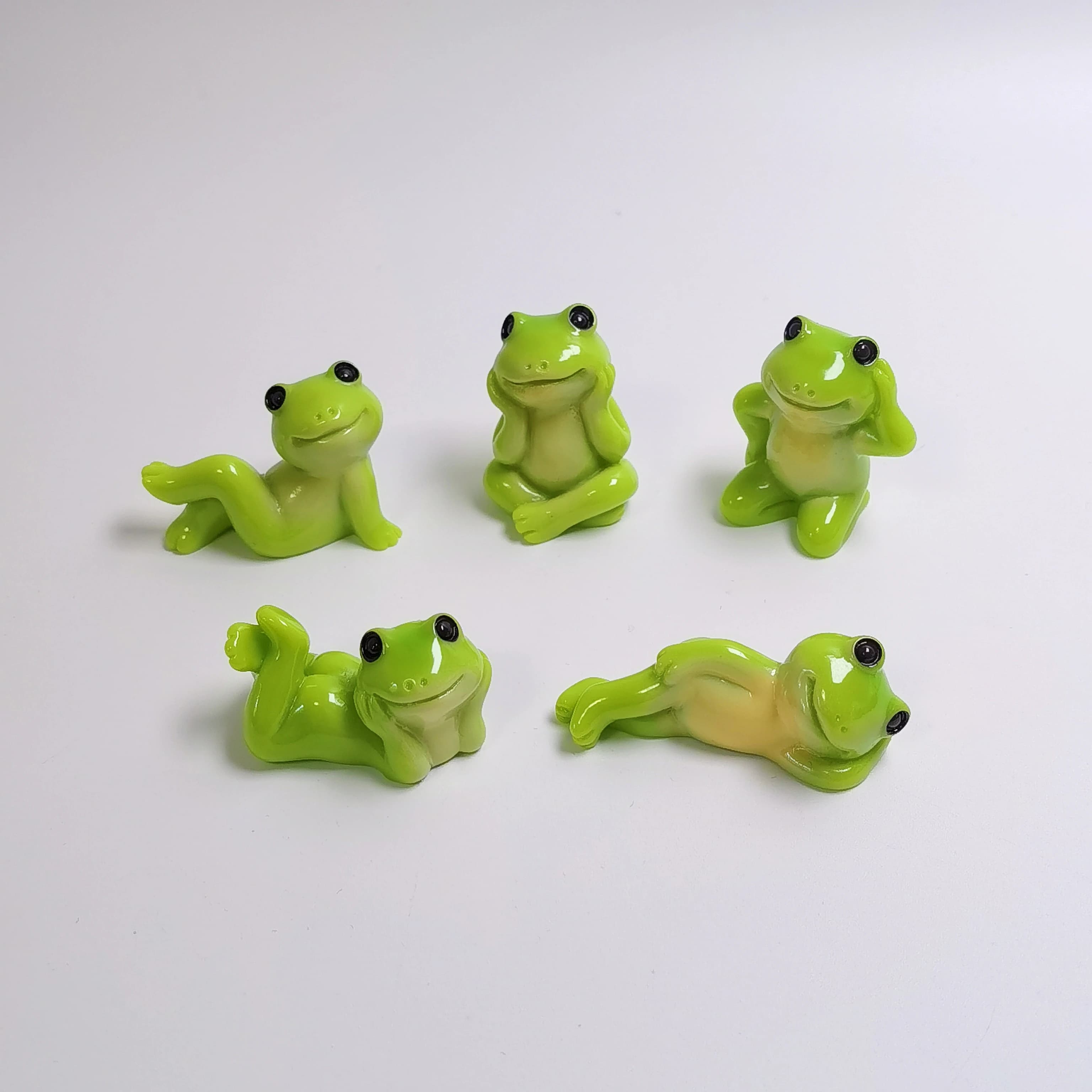 Creativa Bambola di Rana Cartoon Divertente, Accessori per Micro Paesaggi, Artigianato in Resina, Ornamenti per Auto e Scrivania
