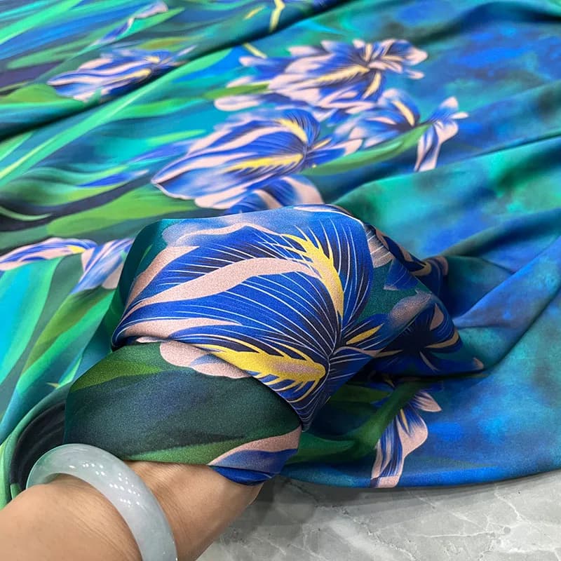 Tessuto di Design di moda di marca imitazione raso di seta abito floreale smeraldo morbido drappeggio panno sottile materiale per cucire fai da te all'ingrosso