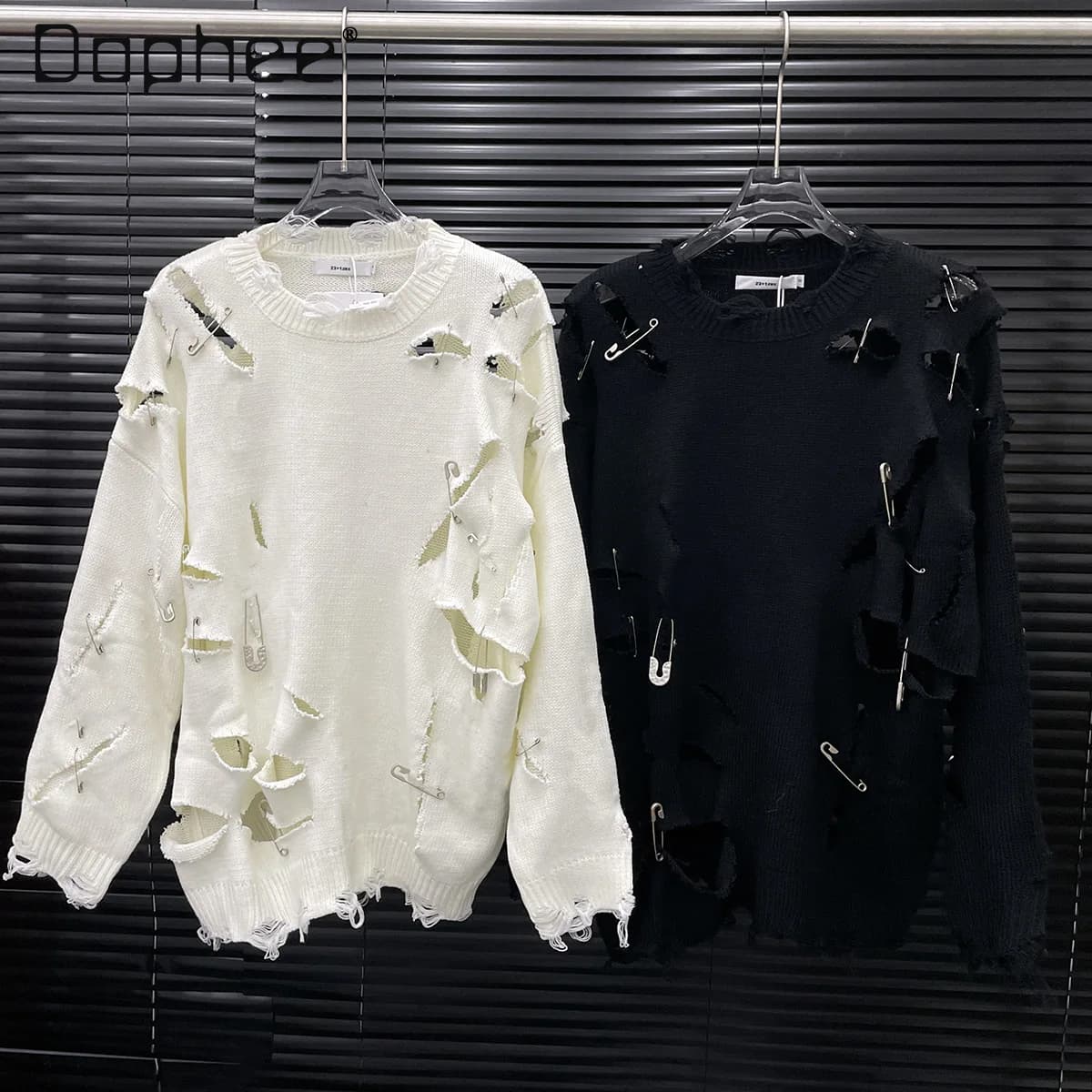 Pullover strappato gotico da strada girocollo con spilla maglione lavorato a maglia a maniche lunghe alla moda da donna maglioni casual larghi stile americano Y2K