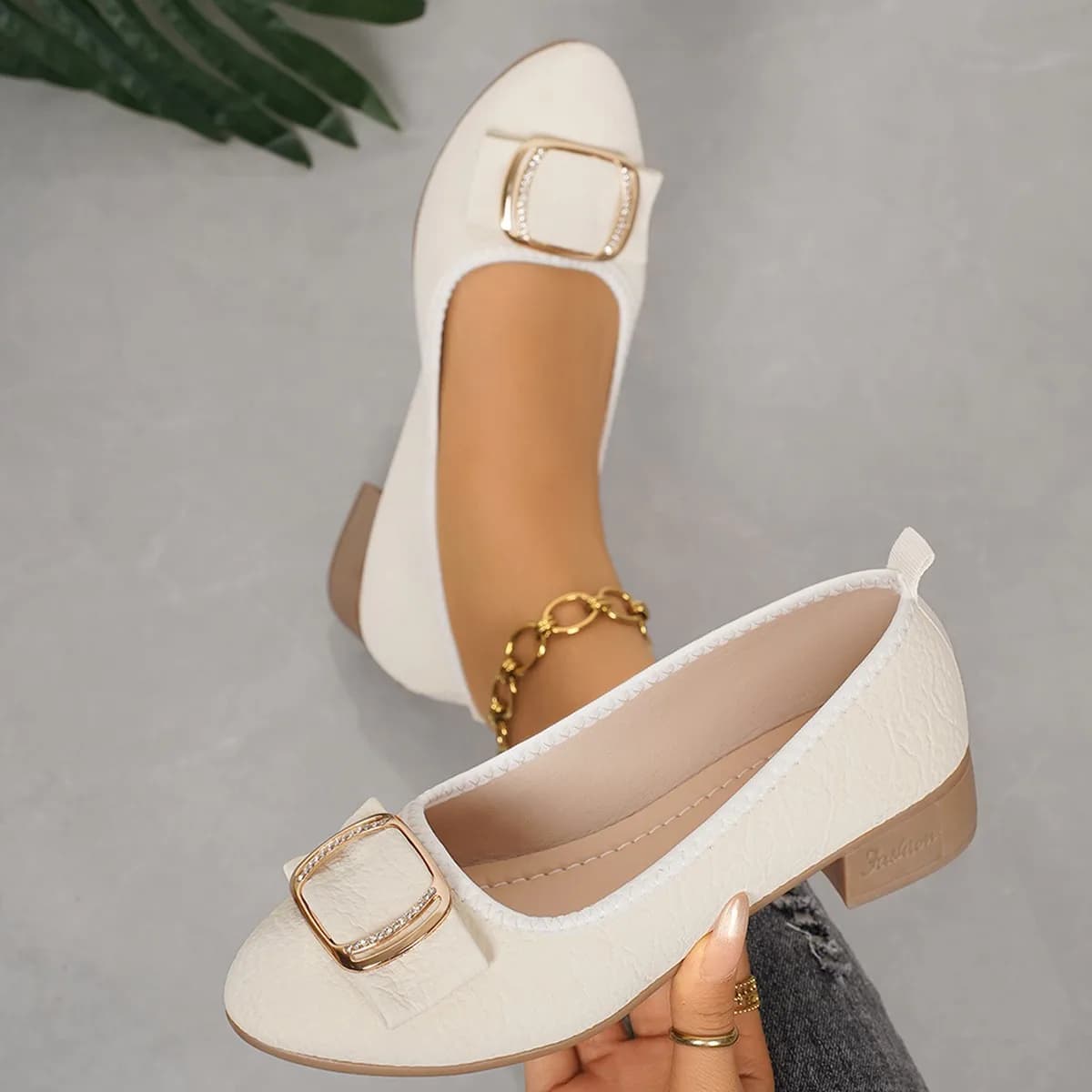 Scarpe da donna 2025 Suola morbida e superficie morbida Scarpe singole Estate Nuova bocca superficiale Fibbia in metallo Scarpe con tacco quadrato antiscivolo