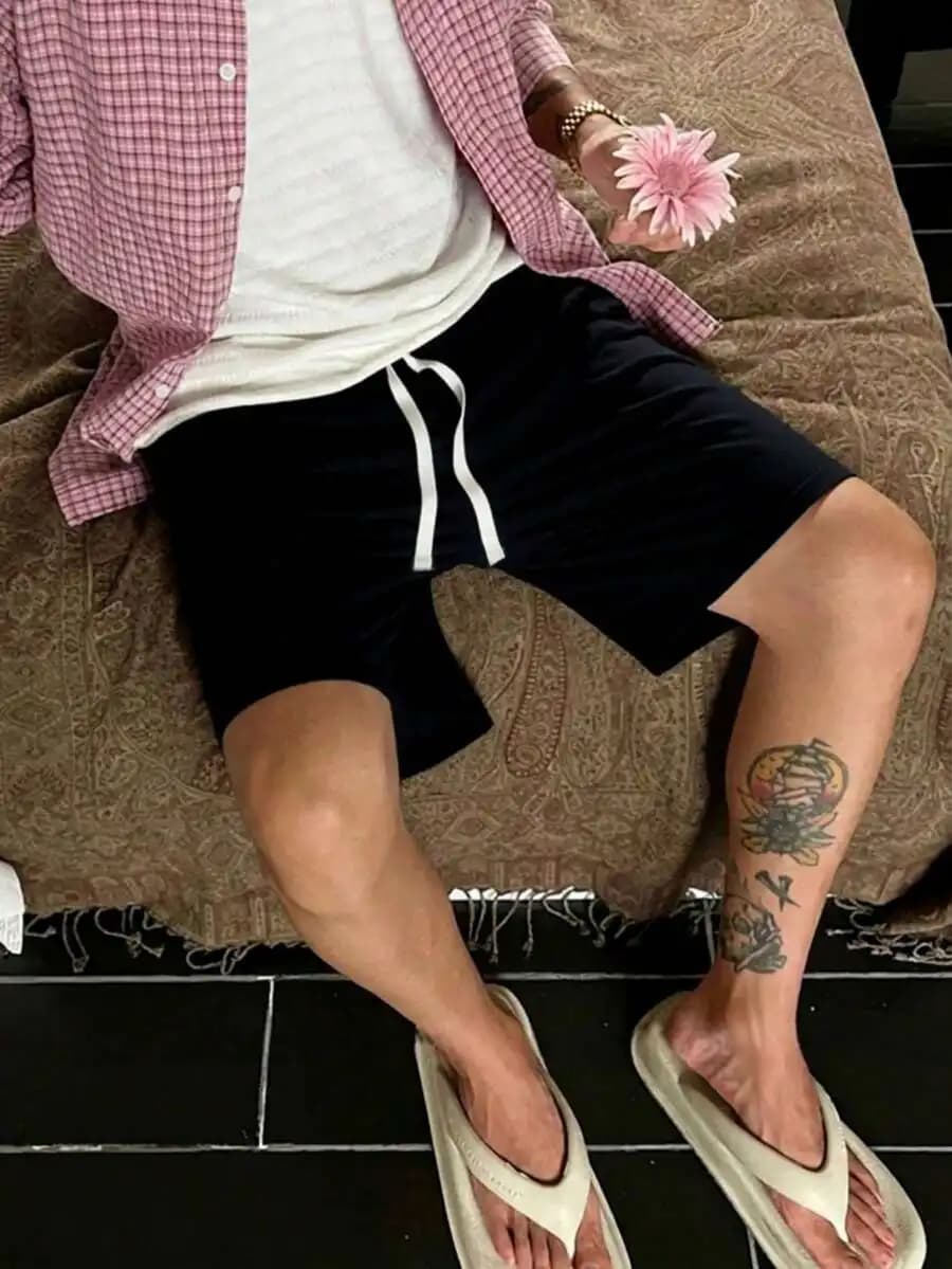 Pantaloncini Larghi da Uomo in Maglia Nera con Cordoncino Bianco, Tessuto Morbido e Traspirante per Uso Casual e Sportivo