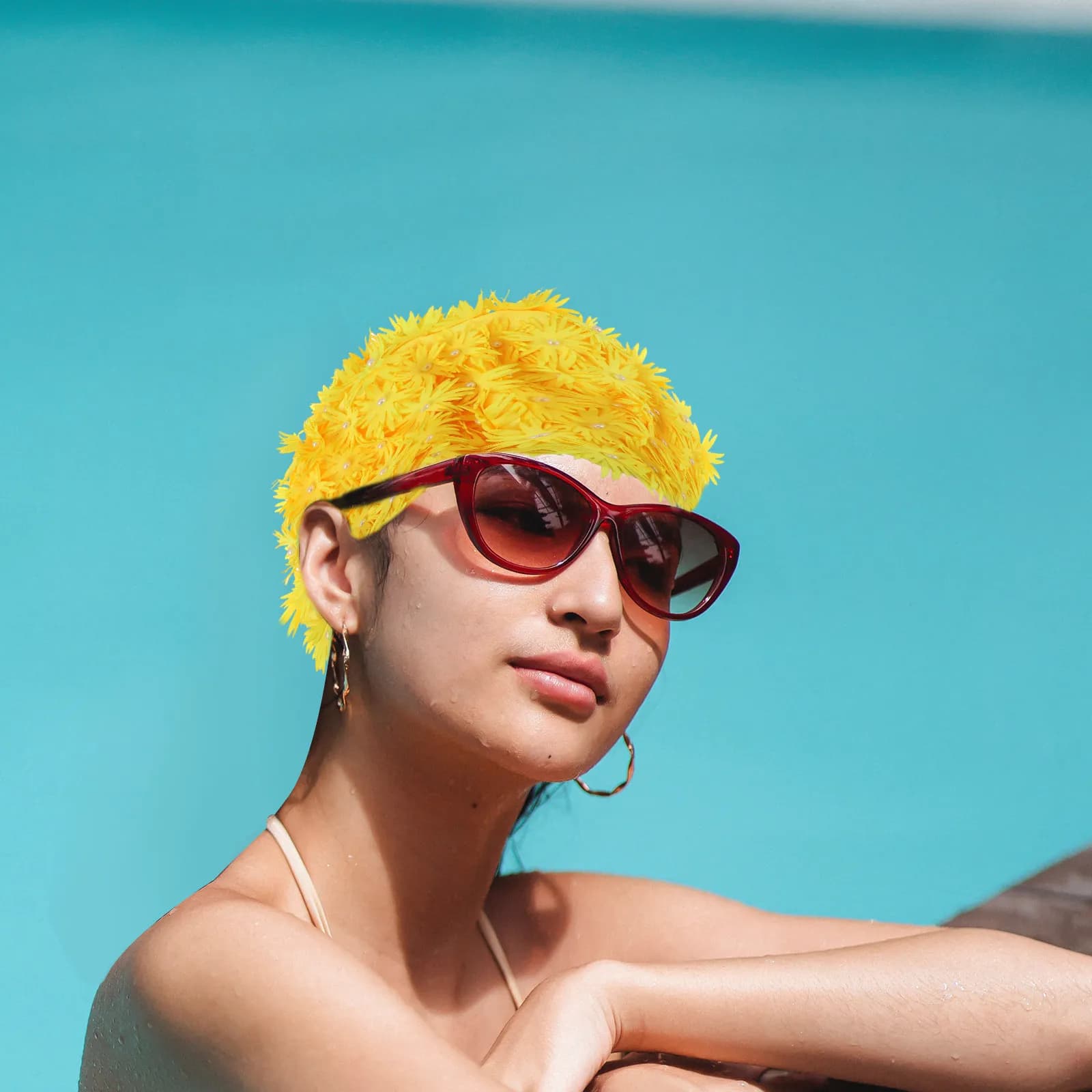 Women's swim cap with 3D flower, comfortable, light, easy to wear and remove, for summer, beach and pool