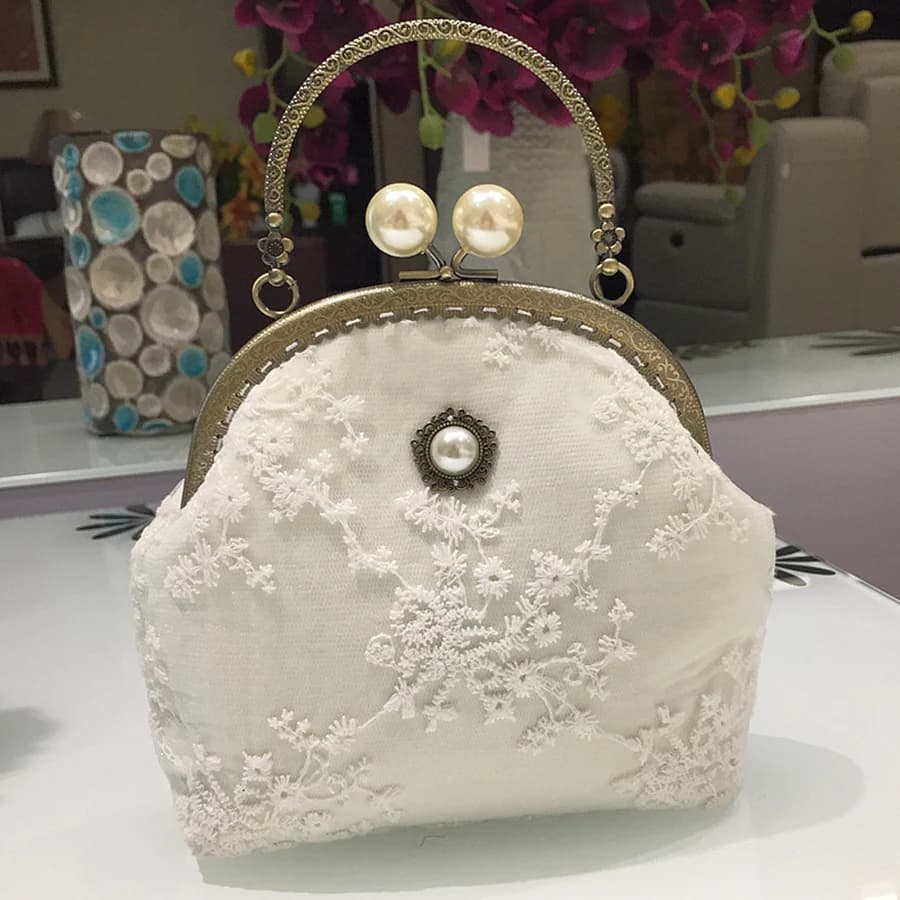 Pochette a conchiglia con clip in pizzo alla moda per le donne Borse da cena di design Borsa a tracolla con catene per feste di matrimonio ricamate in metallo