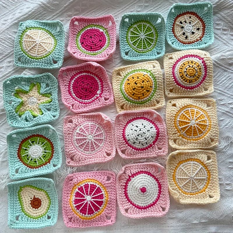 Set da 16 Pezzi Fatti a Mano all'Uncinetto per Fai da Te: Cuscini, Coperte, Pezzi per Abbigliamento, Tasche, Sottobicchieri, Borse, Tovaglie con Frutta Colorata, 9 cm
