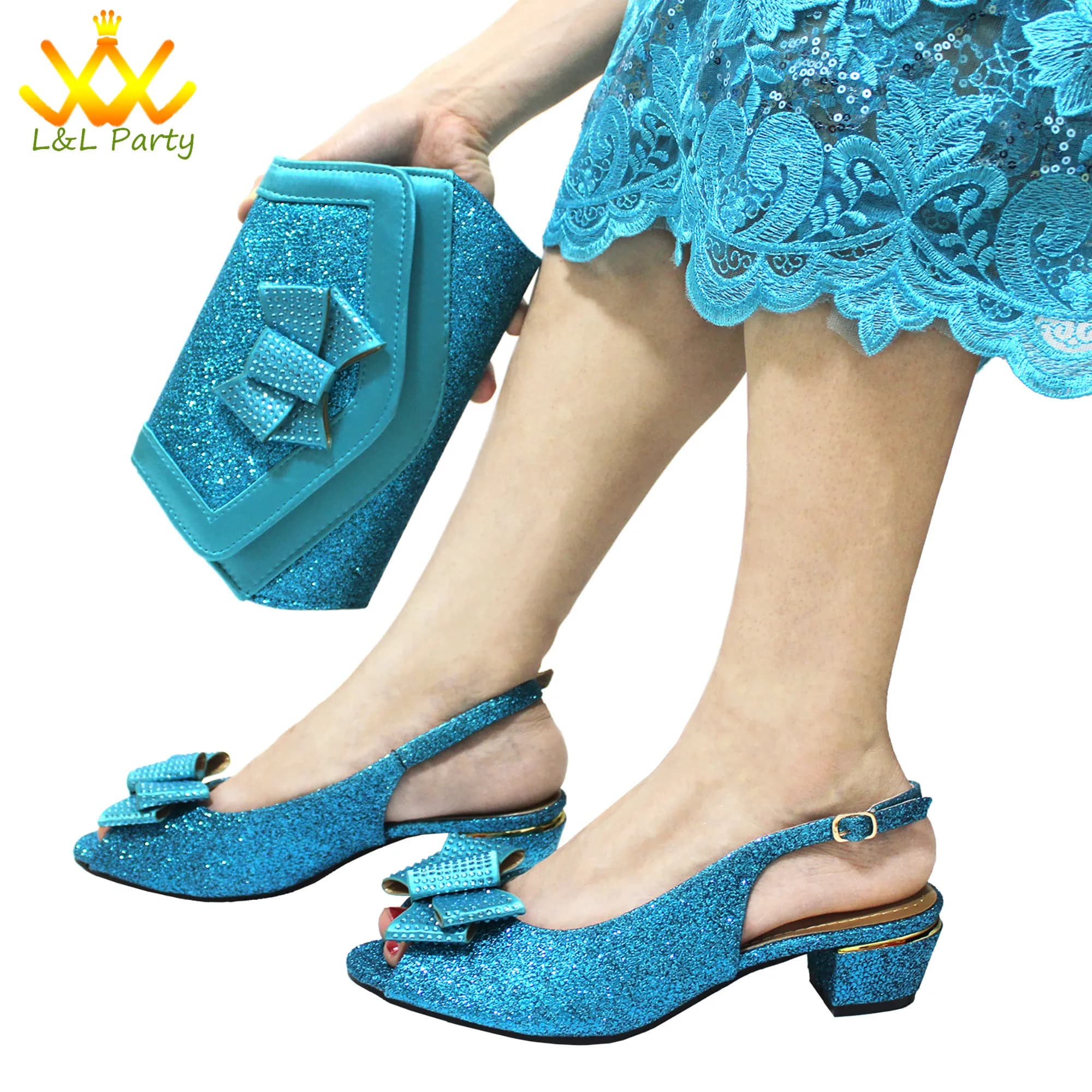 2024 Nuove offerte speciali di design Scarpe da donna italiane Borsa abbinata Set in colore azzurro cielo Tacchi comodi con applicazioni per matrimonio