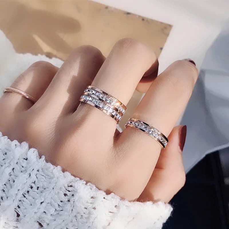 Anello da donna con pietre bianche trasparenti Anello da donna in acciaio inossidabile con 1 e 2 file di zirconi scintillanti Anello da coppia di gioielli femminili