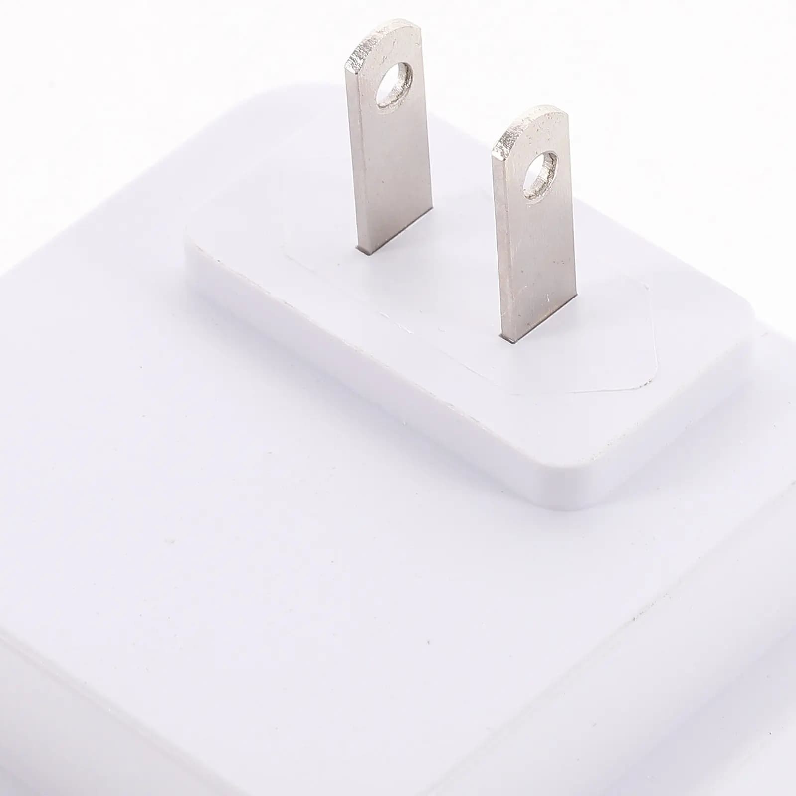 Luce Notturna LED Intelligente con Sensore di Accensione/Spegnimento Automatico, Bianca, Quadrata, da Inserire nella Presa, per Interni, Protezione per gli Occhi