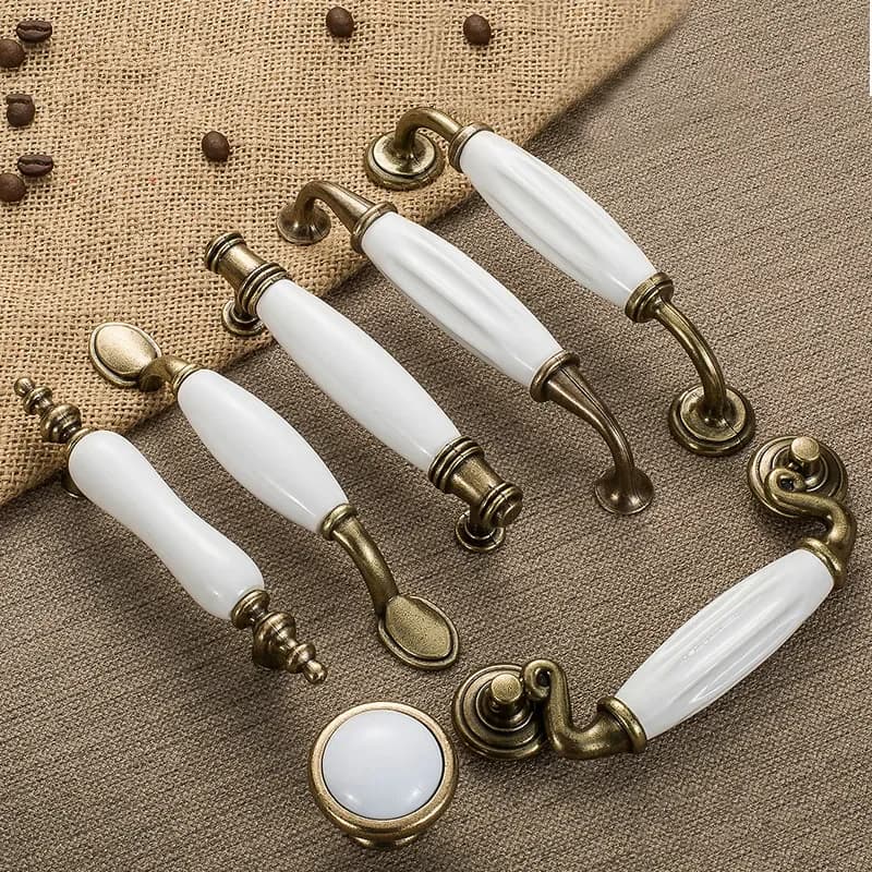 JD Maniglie per mobili in ceramica bianca bronzo antico Manopole per cassetti in lega di zinco Maniglia per porta dell'armadio Ferramenta per mobili europei semplici