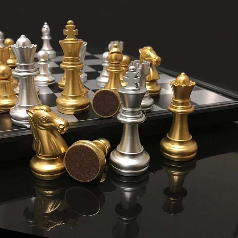 Set di scacchi in plastica medievale Chessmen 32 pezzi di scacchi argentati dorati Set di giochi da tavolo per scacchi pieghevoli regali I39