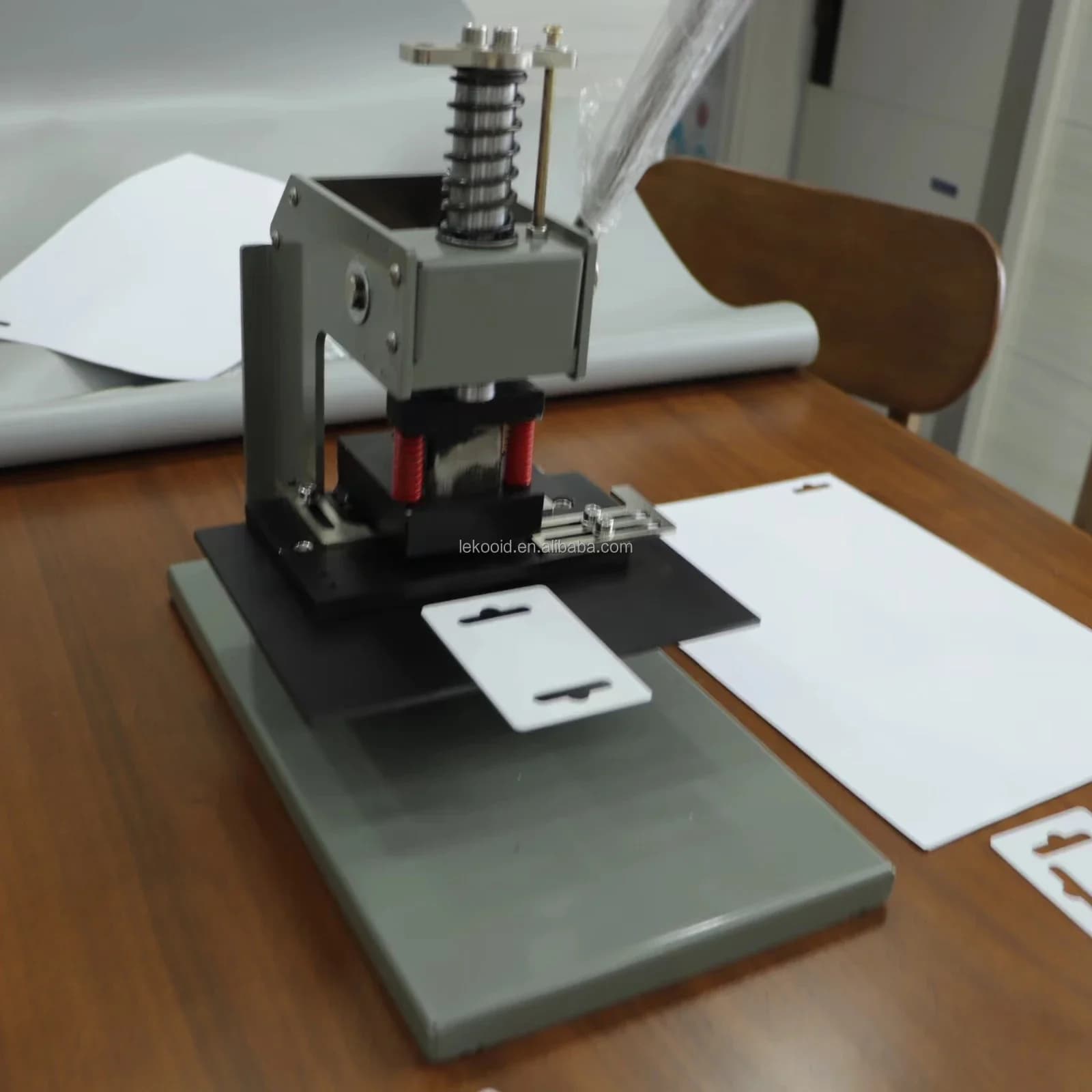 Manual cutter for rounded corners with paper corner cutter