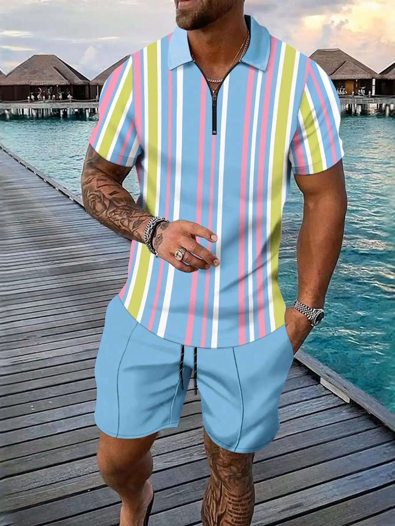 Completo estivo da uomo in 2 pezzi: polo a righe con zip frontale e pantaloncini abbinati