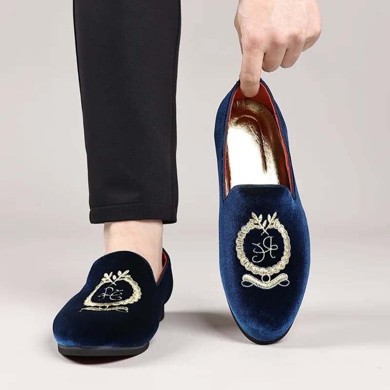 Mocassini firmati di lusso Scarpe casual ricamate in pelle scamosciata Scarpe eleganti a punta Scarpe da sposa per uomo Mocassini di grandi dimensioni