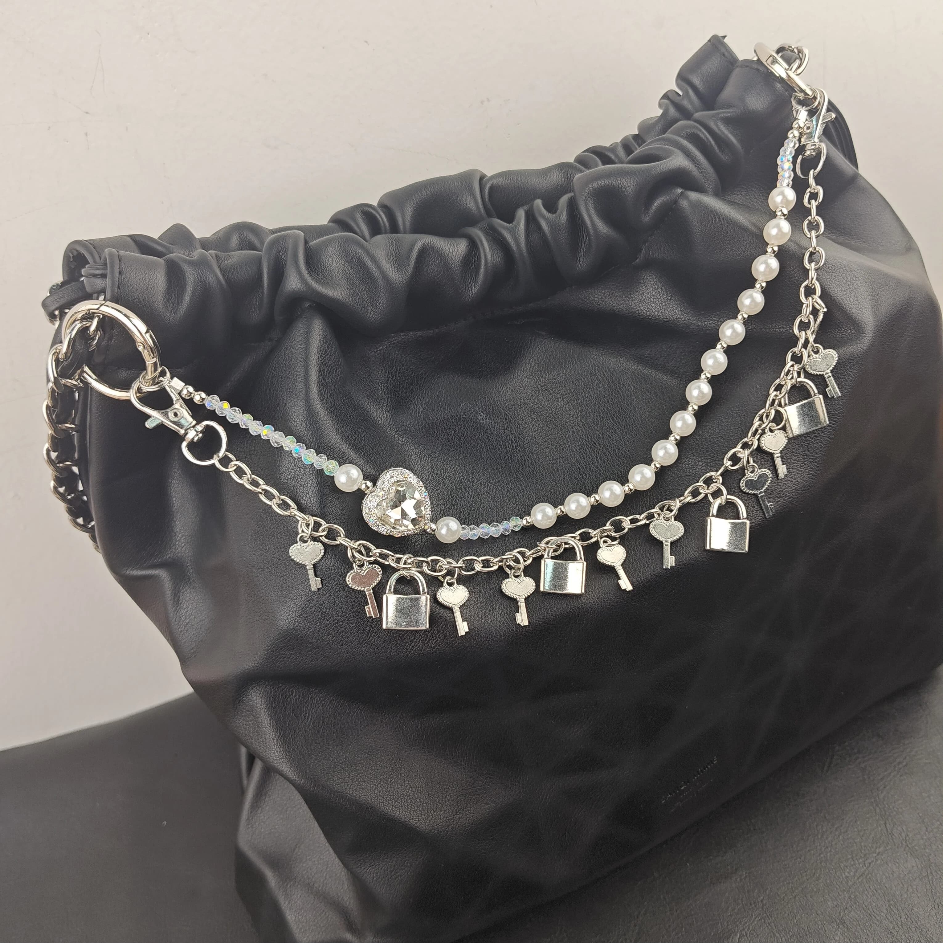 Ciondoli per borse alla moda argentati per borse Ciondolo portachiavi con chiusura a croce a forma di cuore Accessori donna Regalo