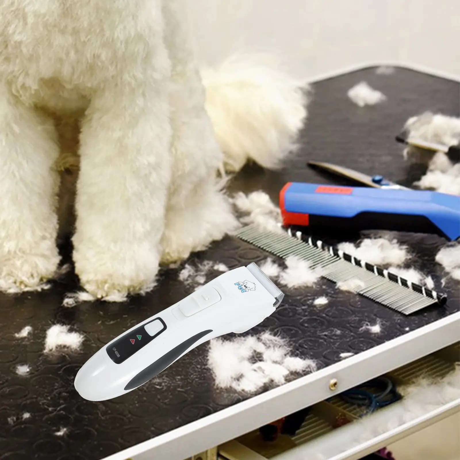 Set Tosatrice per Animali Domestici Ricaricabile USB, Kit Professionale per la Toelettatura con 1 Tosatrice, 1 Spazzola per la Pulizia, 4 Pettini Regolabili, Bassa Vibrazione, Silenzioso, per Peli di Cane