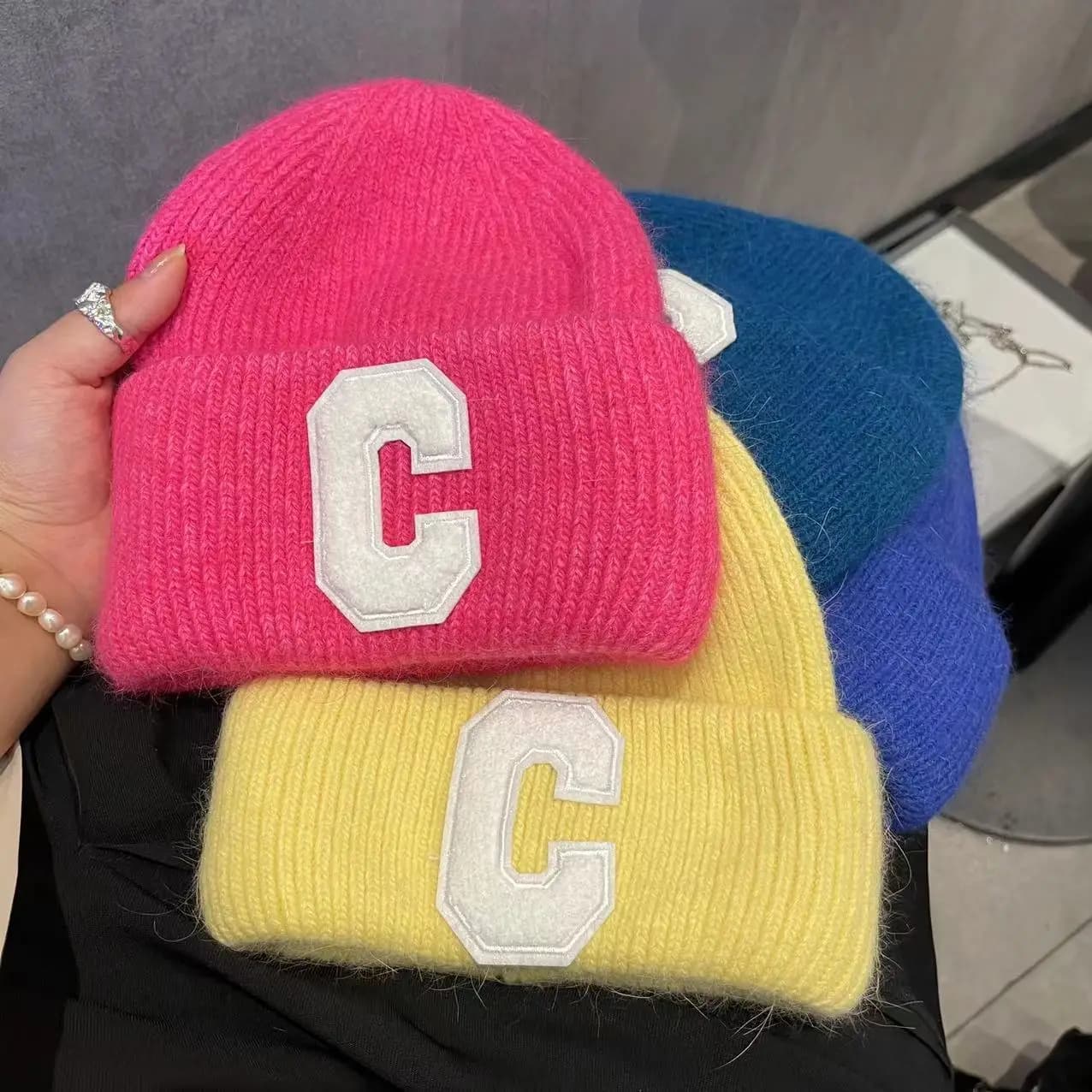 1 PC di lusso vera pelliccia di coniglio berretti donna designer lettera C cappello invernale moda maglia cofano morbido soffice caldo Skullies cap