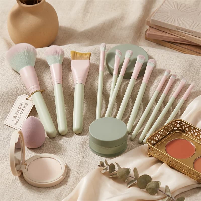 Set of 12 Morandi Makeup Brushes with Wood Handle, Soft Synthetic Seeds and Blow Up for Cypria, Fard, Umbrella and Corrector