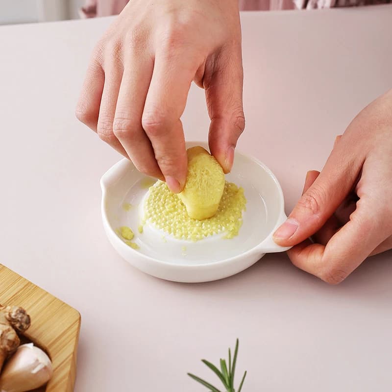 Grattugia per zenzero in ceramica bianca stile semplice Smerigliatrice manuale Schiacciatore per aglio Utensile da cucina portatile per macinazione di carote e zenzero in porcellana