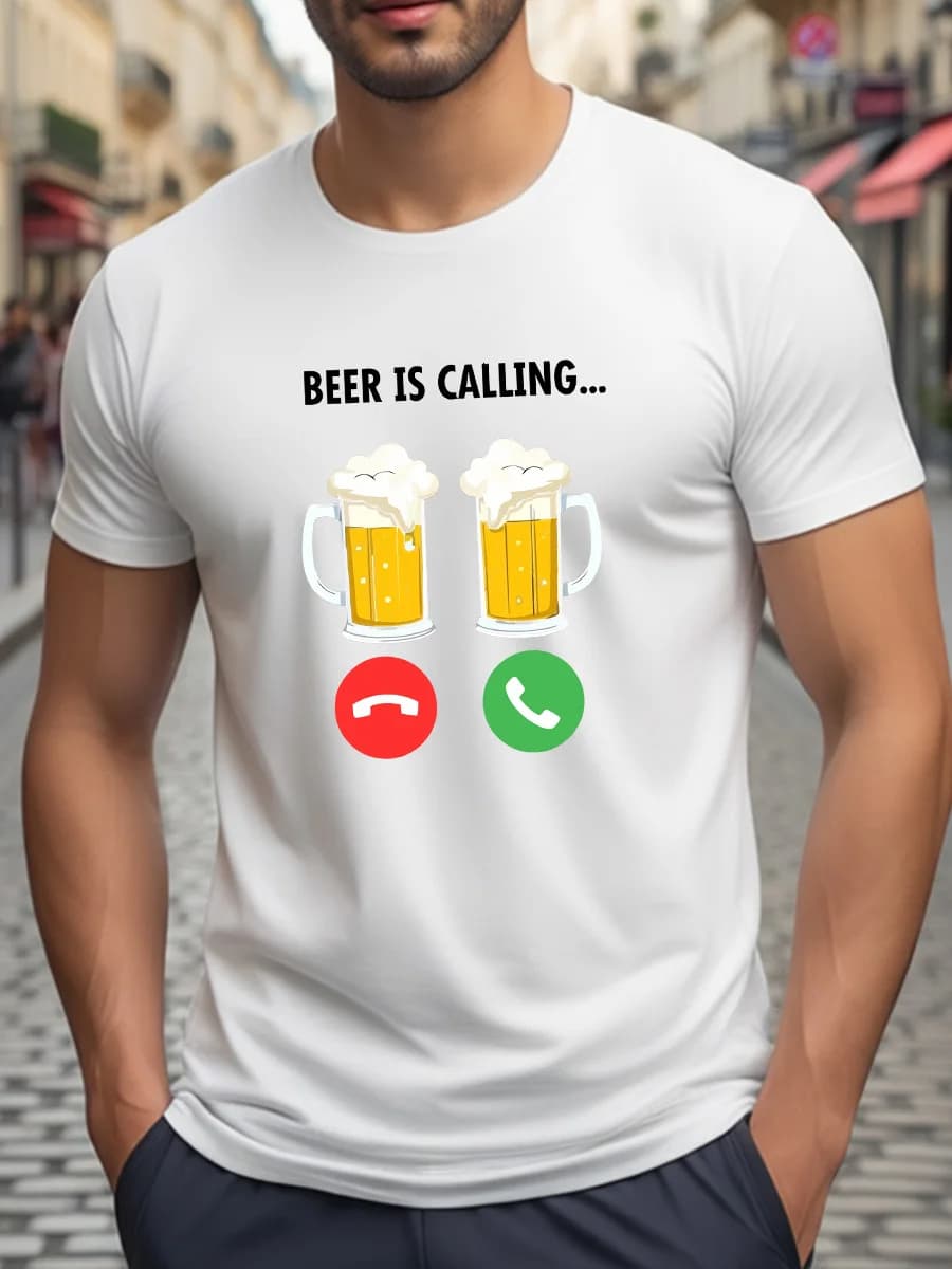 T-shirt bianca a maniche corte con tazze di birra e stampa con testo: «La birra sta chiamando...», maglietta grafica casual con girocollo da uomo