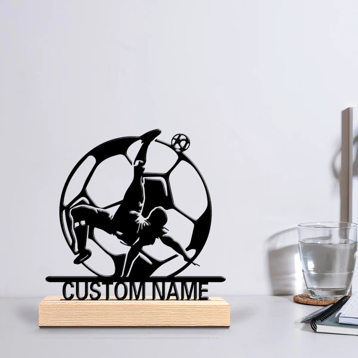1 statuetta in metallo personalizzata a tema calcio, arte da scrivania costiera con base in legno, perfetta per gli amanti della spiaggia, compleanni, C