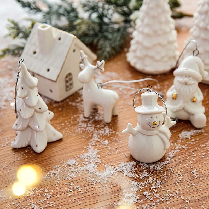 Decorazione natalizia Mini ciondolo in ceramica per la decorazione dell'albero di natale albero di natale bianco pupazzo di neve alce piccoli ornamenti di lusso