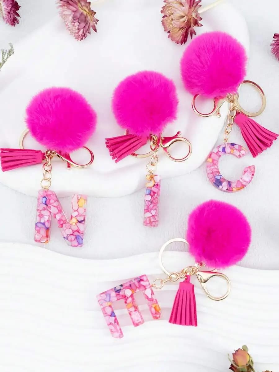 Portachiavi con lettera, pompon soffice e nappa per borse, zaini, auto, accessorio moda donna