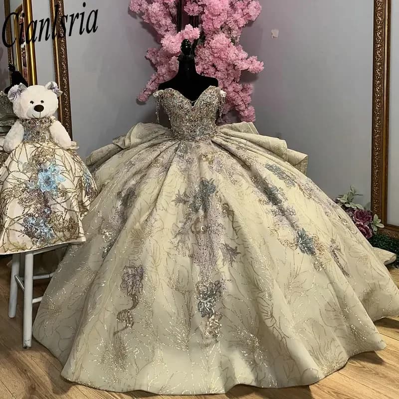 Abiti Quinceanera con paillettes scintillanti dorate e volant di cristallo, abito da ballo con spalle scoperte, perline, abiti personalizzati di XV Anos