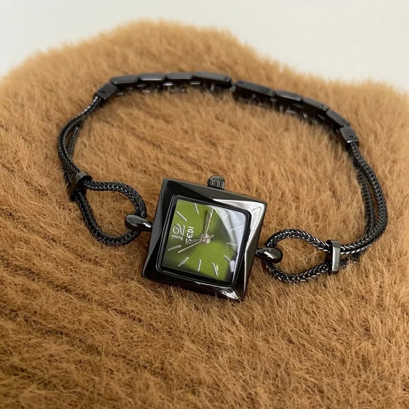 2026 Retro Fashion Black and Green Checkered Bracelet Watch for Women Small Dial Minimalist Design Chain Quartz Ladies Wristwatc