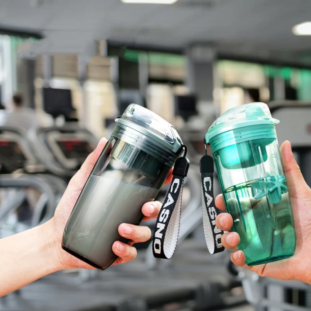 Bottiglia per shaker proteico con bottiglia d'acqua sportiva in plastica con sfera shaker per palestra Mix di proteine del siero