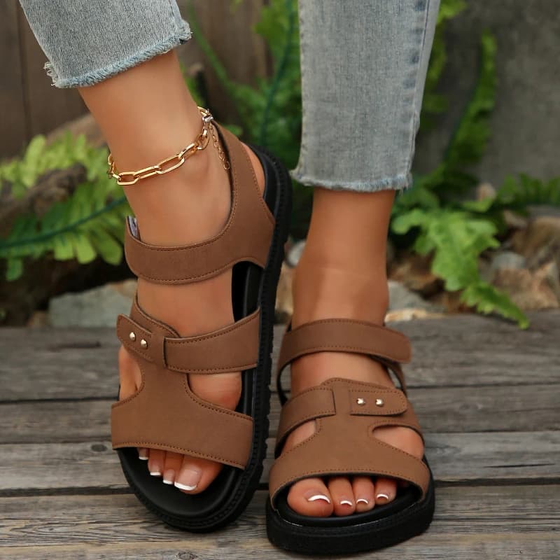 Pantofole di grandi dimensioni da donna 2025 nuovo stile una parola tinta unita casual versatile fondo spesso sandali da spiaggia alla moda in velcro