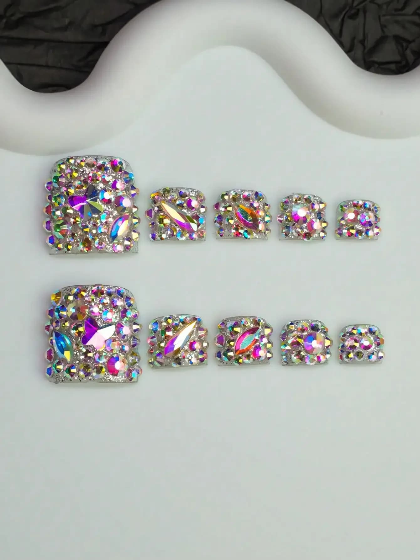 Set da 14 adesivi per unghie fatti a mano in stile Y2K Baddie, design con strass asimmetrici effetto laser, adatti per donne e ragazze, ideali per feste, balli, uso quotidiano, include kit di strumenti, perfetti come regalo per le donne (include 4 unghie di ricambio)