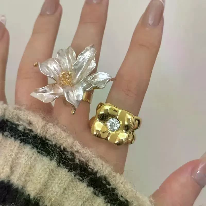 Anello con fiore di tulipano smaltato a contrasto in oro e bianco INS Regali di gioielli con anello da dito quadrato di fascia alta da donna