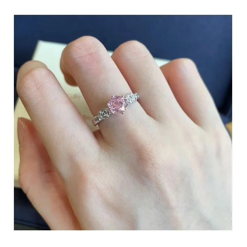 Anello con diamante coltivato ad alto tenore di carbonio, montato con un diamante rosa taglio rosa Millennium da un carato, anello di lusso leggero di alta gamma