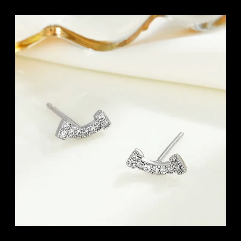 Temperamento semplice, orecchini a bottone con zirconi geometrici incastonati di diamanti, design di nicchia piccolo e squisito da donna