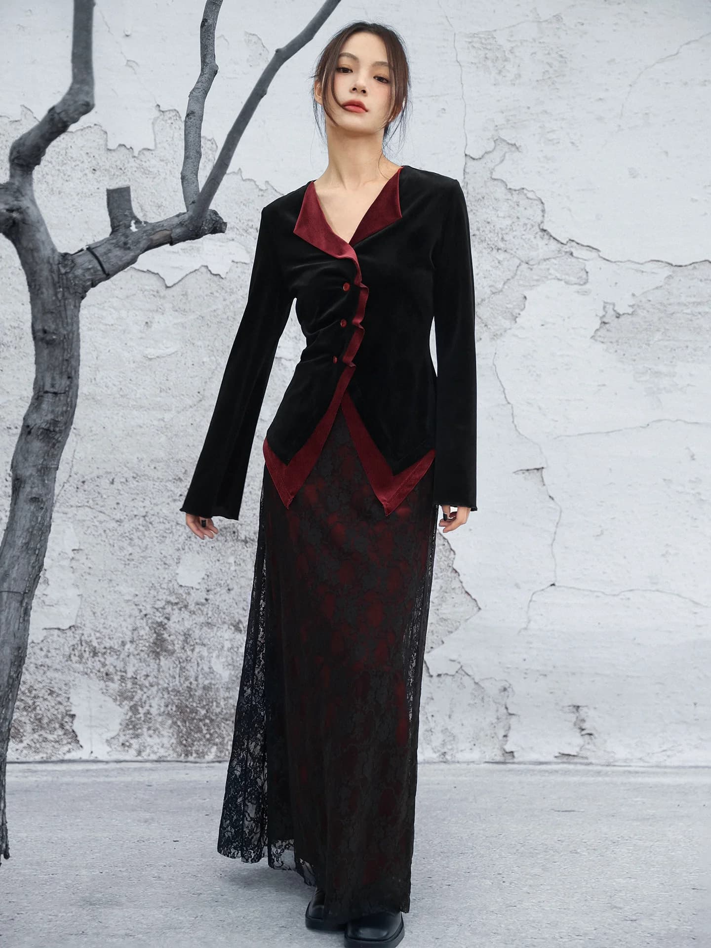 Gonna lunga da donna a vita alta a trapezio, nuova collezione primavera, con pizzo a contrasto rosso e nero, modello slim.