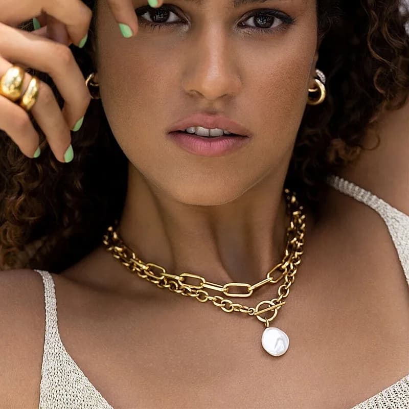 Collana alla Moda con Catena Spessa in Metallo, Multistrato con Perle Barocche e Chiusura OT