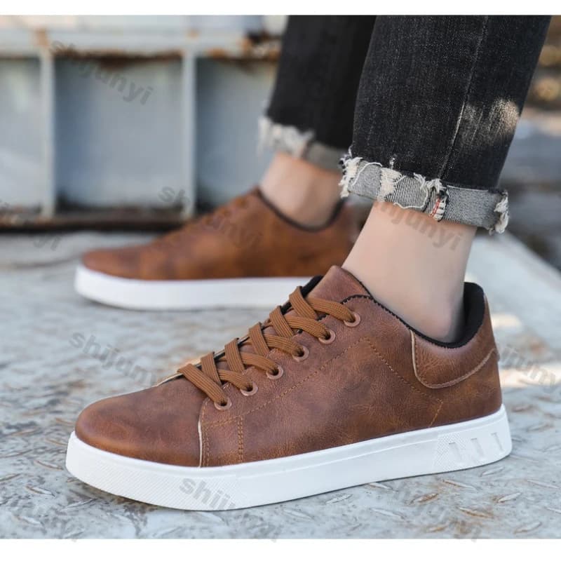 Mocassini casual Sneakers classiche con plateau in pelle da uomo 2026 Primavera nuove scarpe basse alla moda comode antiscivolo di grandi dimensioni
