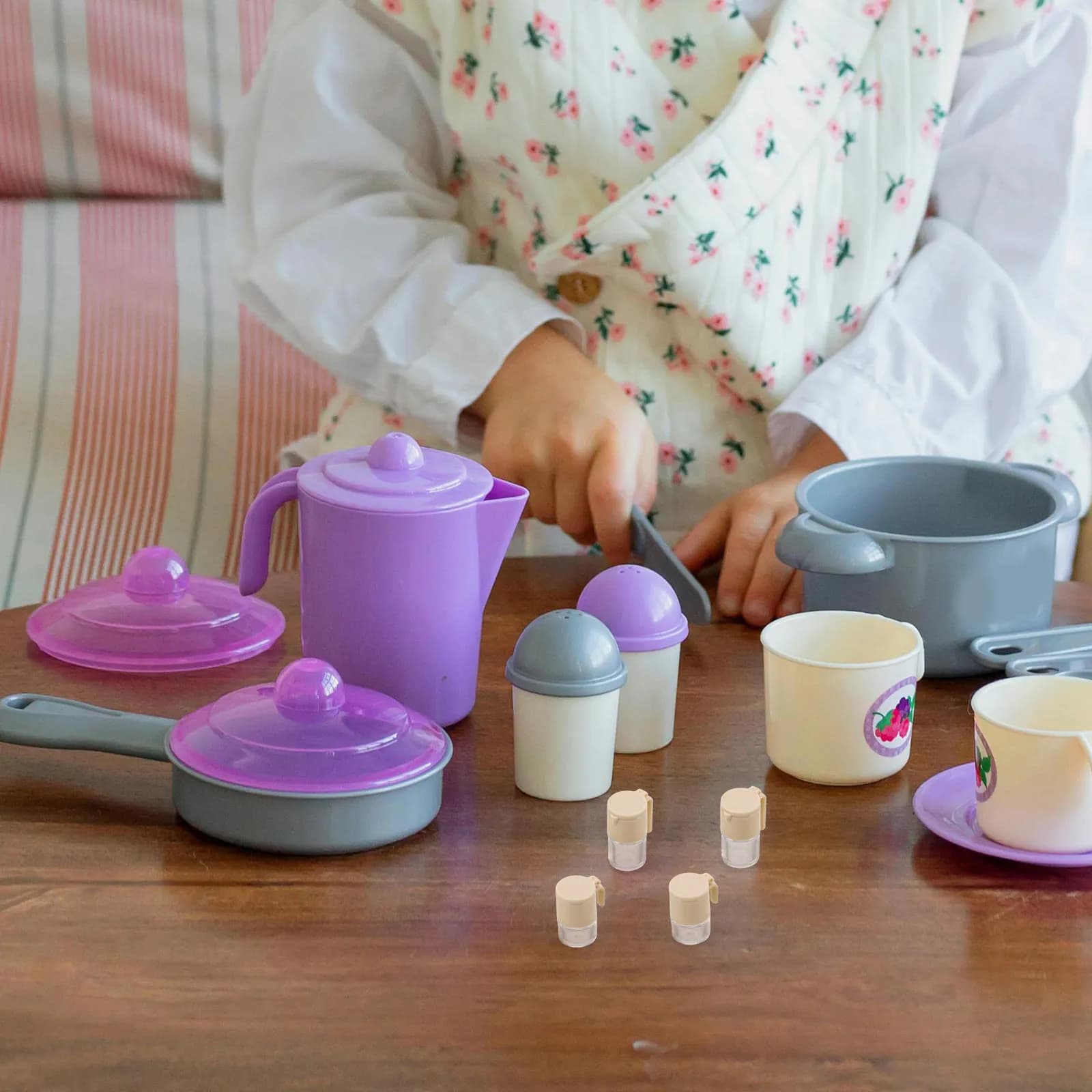Set di 4 Mini Barattoli per Condimenti, Bottiglie Realistiche per Olio e Salsa di Soia, Accessori per Cucina in Miniatura, Piccoli Contenitori per Spezie, Zucchero e Sale
