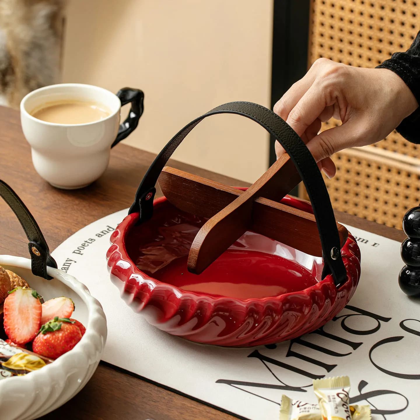 European Style Ceramic Handheld Fruit Basket Divided Tray Household Storage Plate Candy Nut Dried Fruit Desktop Tableware Decor