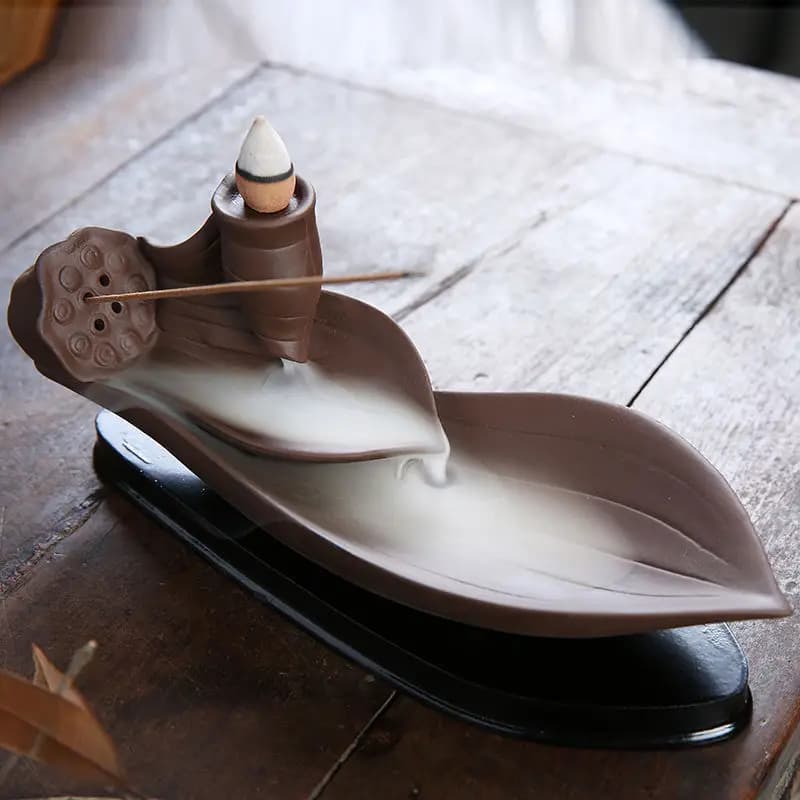 Doppia foglia come il bruciatore di incenso a riflusso di loto che scorre in ceramica supporto per bastoncini di incenso in legno di sandalo con fondo in plastica decorazioni per la casa
