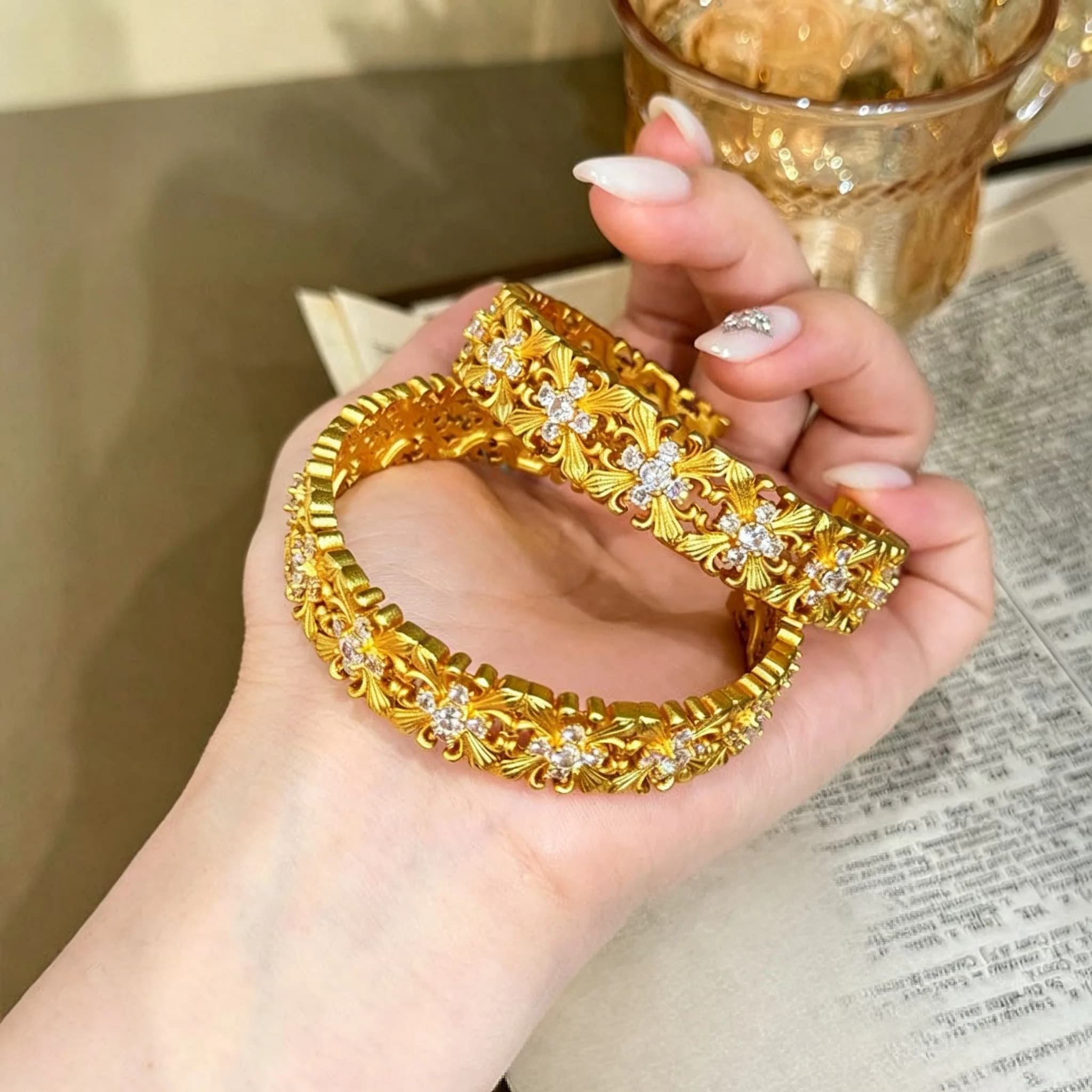 Bracciale aperto da donna a forma di iris, intarsiato di diamanti, alla moda, di lusso leggero, resistente e che non sbiadisce.