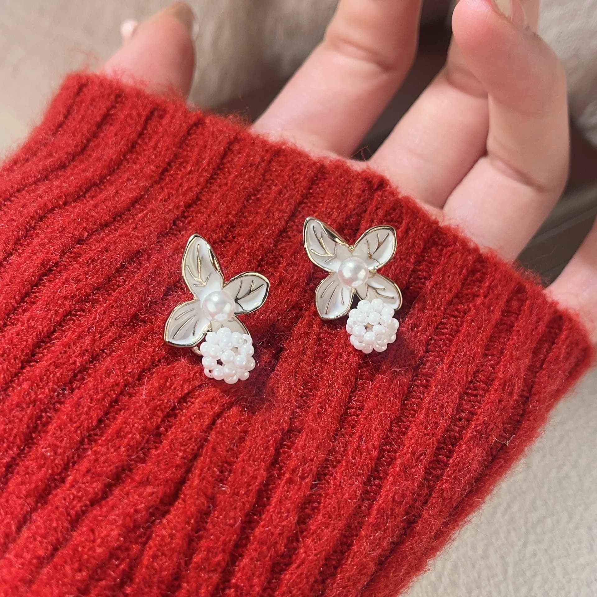 French retro flower earrings women's light luxury niche design high-end stud earrings exquisite fashion commuter versatile earrings