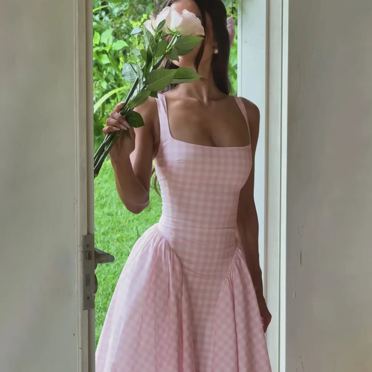Abito midi da donna senza maniche a quadri con scollo quadrato, spalline, schiena scoperta, orlo plissettato e linea ad A, ideale per le vacanze estive