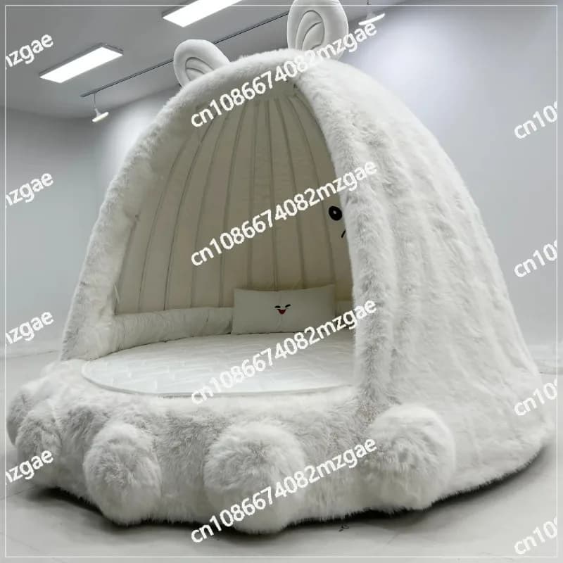 Letto moderno e semplice con tetto bianco, grazioso letto a forma di albero per gatti, con peluche e design a casa sull'albero, circondato da letto matrimoniale rotondo.