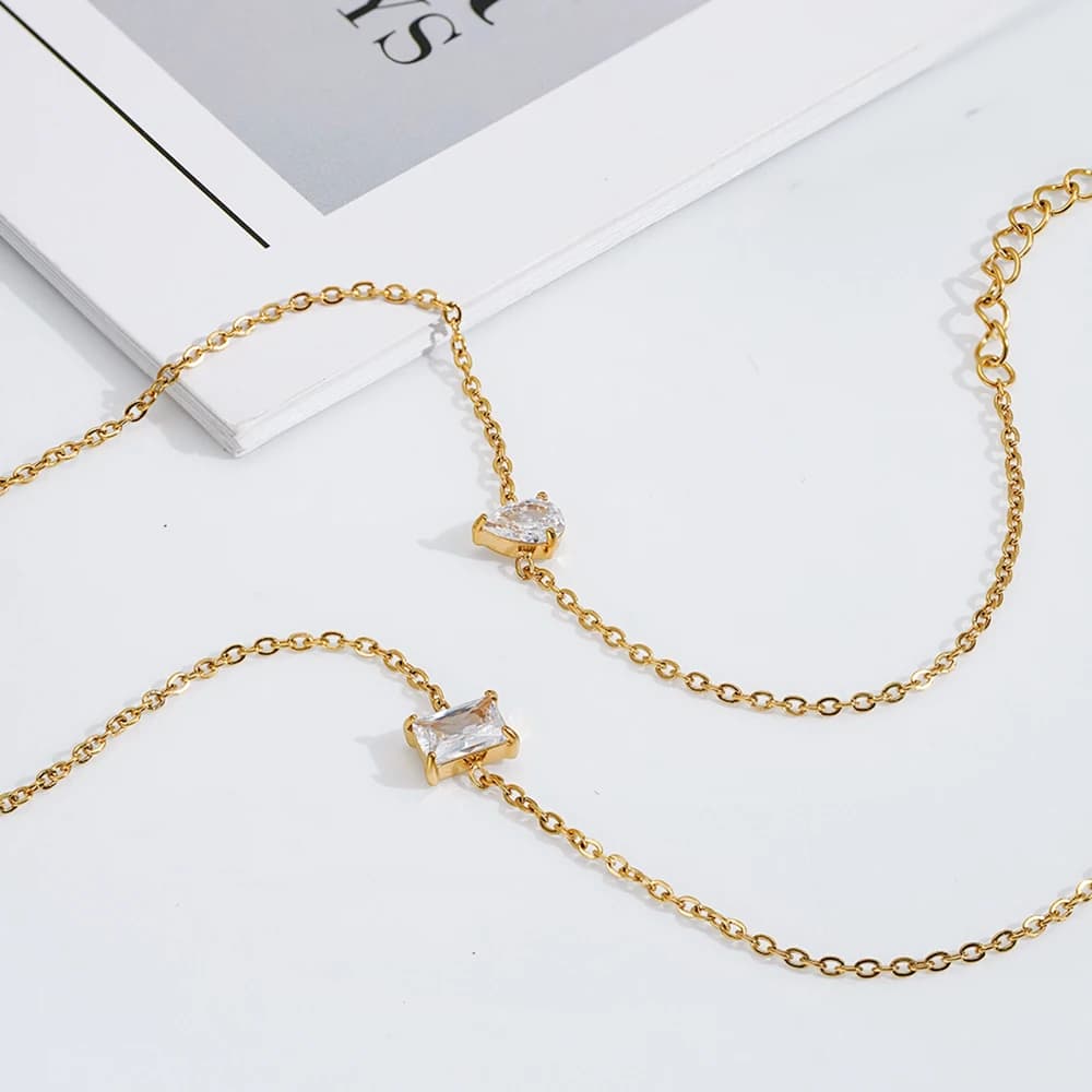 ENFASHION Pulseras Bracciale semplice con zirconi bianchi quadrati per gioielli delicati da donna in acciaio inossidabile placcato oro 18 carati