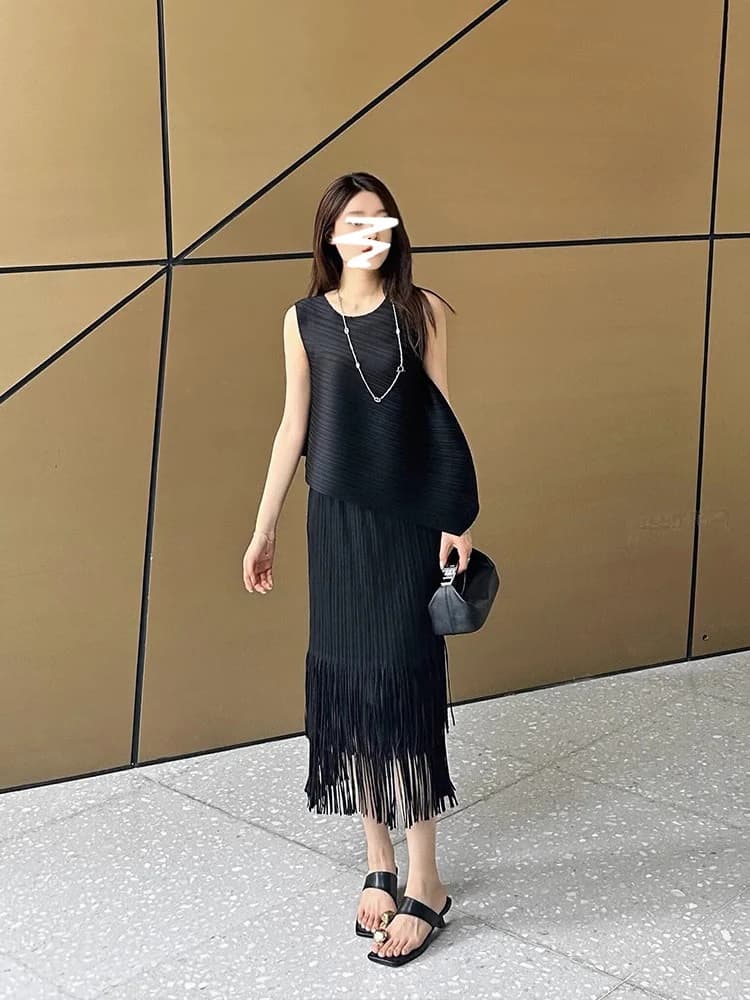 Completo Estivo da Donna Nero Asimmetrico Senza Maniche con Frange e Gonna Plissettata, in Poliestere Traspirante di Peso Medio