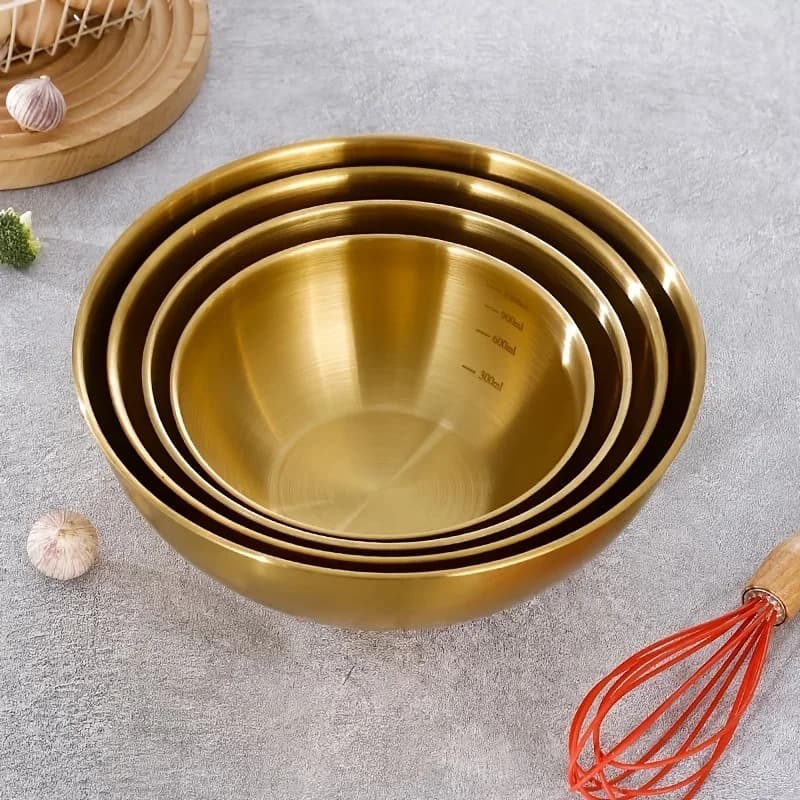 3 pieces A set of three stainless steel bowls to mix, knead and serve salads, suitable for kitchen use.