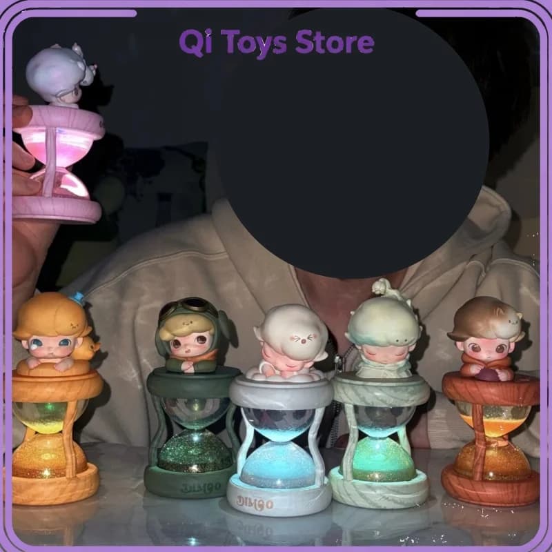 Dimoo Memories World Series Sfera di Cristallo Luminosa a Clessidra Blind Box Dimoo Mystery Box Collezione Decorazione Giocattolo Regalo di Compleanno per Bambini